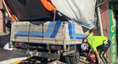 Üsküdar’da kamyonet ganyan bayisine girdi