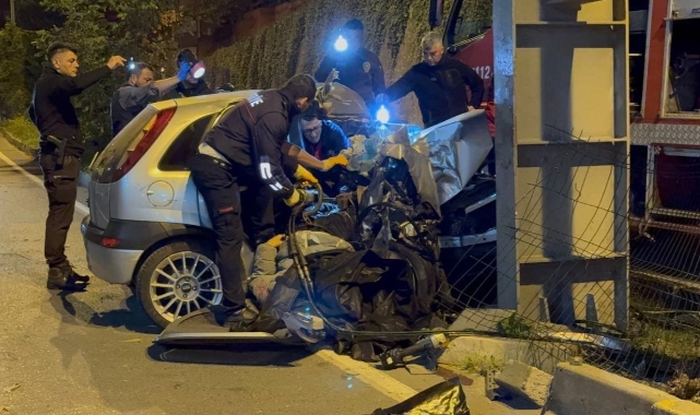 Üst geçidin ayağına çarpan otomobil hurda yığınına döndü: 2 ölü