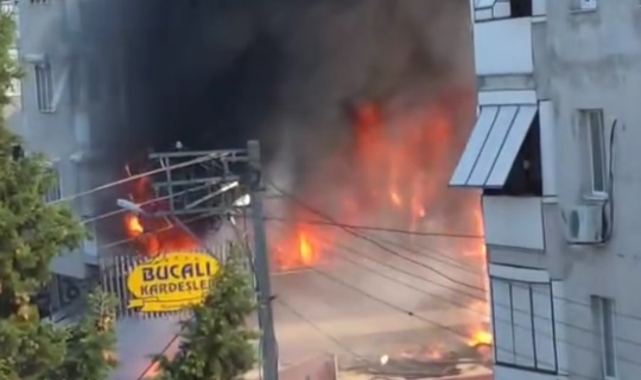 Alevlerin yükseldiği binada yangın paniği