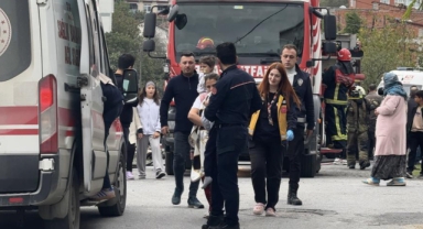 Arnavutköy’de faciadan dönüldü: İtfaiye ekipleri alevlerin arasından 2 çocuğu kurtardı