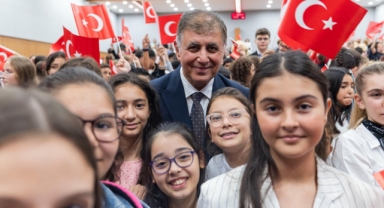 Başkan Tugay gençleri ve çocukları ağırladı