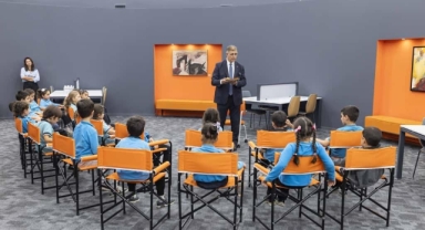 Başkan Tugay kütüphanede çocuklara hikaye okudu