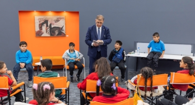 Başkan Tugay okudu, Kadifekaleli çocuklar dinledi