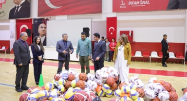 Bayraklı'daki okullara spor malzemesi desteği