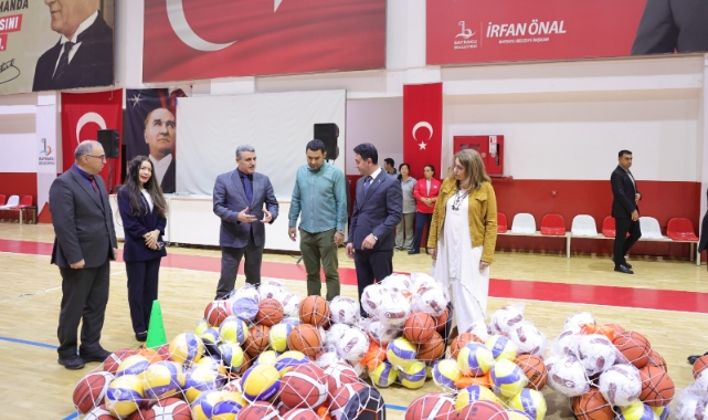 Bayraklı'daki okullara spor malzemesi desteği