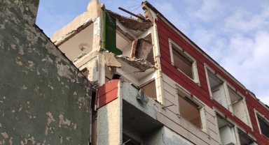 Bayrampaşa'da balkon çöktü: 2 araç kullanılmaz hale geldi