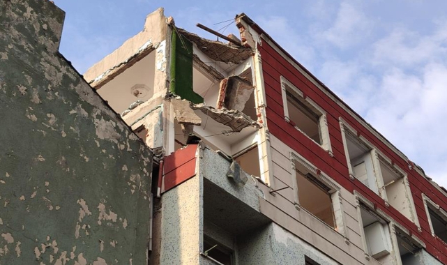 Bayrampaşa'da balkon çöktü: 2 araç kullanılmaz hale geldi