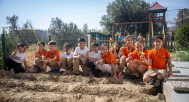 Bornova’da minik eller toprakla buluştu