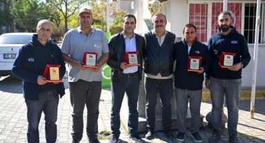 Bornova'da muhtardan temizlik emekçilerine anlamlı jest