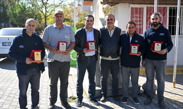 Bornova'da muhtardan temizlik emekçilerine anlamlı jest