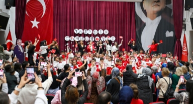 Bornovalı miniklerden Cumhuriyet coşkusu