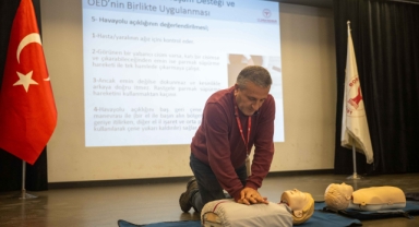 Bornovalı muhtarlara hayat kurtarmayı öğreten eğitim