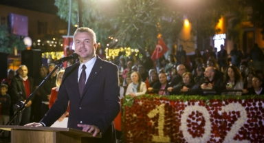 Buca’da 102. yıla yakışır kutlama