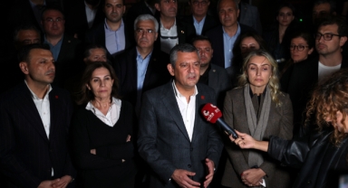 CHP Lideri Özel’den Adliye Önünde Sert Tepki: “Bu Acizler Bitmiştir, Bugün Bir Başlangıçtır!”