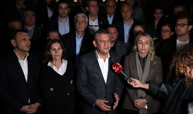 CHP Lideri Özel'den adliye önünde sert tepki: Bu acizler bitmiştir, bugün bir başlangıçtır!
