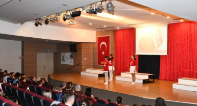 Çiğli Belediyesi Gençlik Tiyatrosu’ndan Cumhuriyet’e Adanan Gösteri