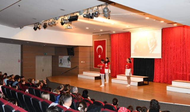 Çiğli Belediyesi Gençlik Tiyatrosu’ndan Cumhuriyet’e Adanan Gösteri