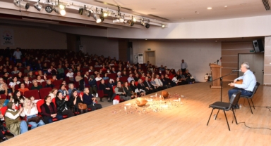 Çiğli’de duygu dolu gece: Aşık Veysel türkülerle anıldı