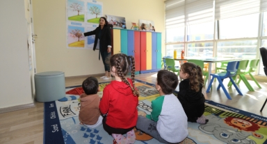 Efes Selçuk’ta tarım işçisi kadınların çocukları Deppo Efes Masal Evi’ne emanet