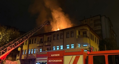 Eşi eve almayınca sinirlenip binanın çatısını yaktı!