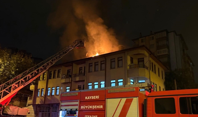 Eşi eve almayınca sinirlenip binanın çatısını yaktı!