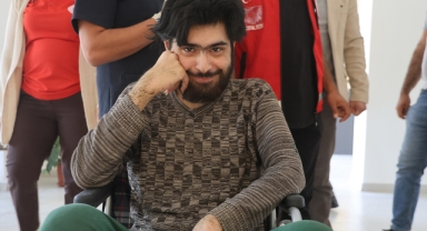 Evden çıkmayan telefon bağımlısı genç, saatler süren diyalogla ikna edilerek 3 yıl sonra duş aldırıldı ve tıraş ettirildi