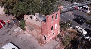 Fatih’te metruk bina çöktü: Enkazda arama çalışması yapılıyor