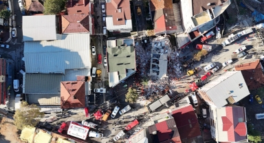 Gebze'de bina çöktü: İki can kaybı var, bir kişi sağ çıkarıldı