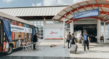Gezici Kütüphane Ege Üniversitesi Metro durağında