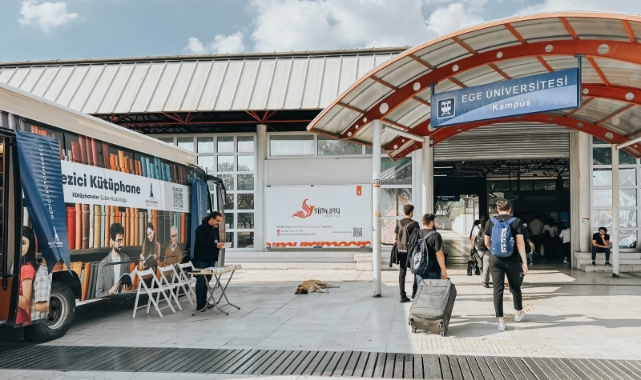 Gezici Kütüphane Ege Üniversitesi Metro durağında