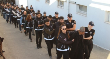 Helikopterlerin gözetiminde 'Bayğaralar' çetesi adliyeye sevk edildi