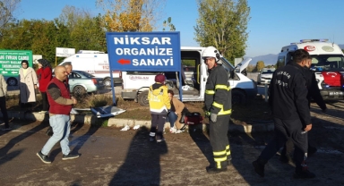 İki işçi servisi çarpıştı: 10 yaralı