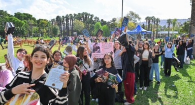 İZKİTAP’ta edebiyat şöleni sürüyor
