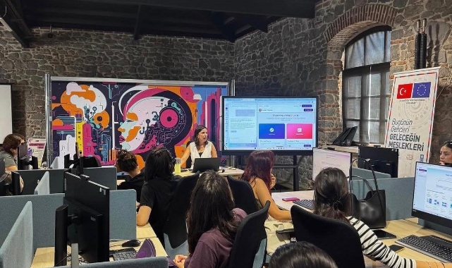 İzmir Büyükşehir’den gençlere 'Canva' eğitimi