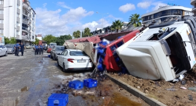 İzmir'de kontrolden çıkan tır yan yola uçtu: 2 araç ezildi