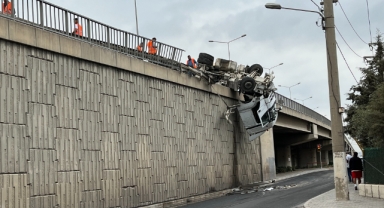 İzmir'de viyadükte askıda kalan tırın kaza anı kamerada