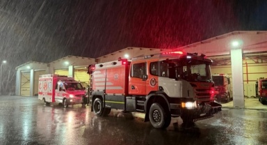 İzmir İtfaiyesi deprem sonrası destek için Sındırgı’da