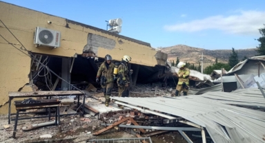 İzmir İtfaiyesi göçük altında kalan yurttaşı kurtardı