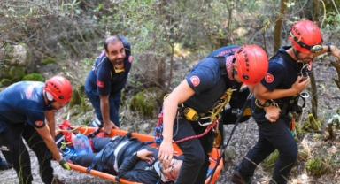 İzmir İtfaiyesi’nden Balçova Terapi Ormanları’nda kurtarma operasyonu