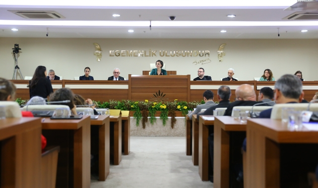 Karabağlar Meclisinde yüksek tansiyon... AK Partili üyeler salonu terk etti!