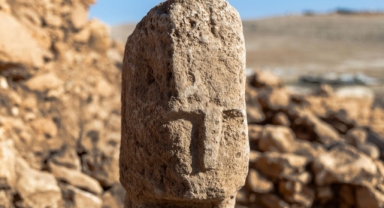 Karahantepe’de tarihte bir ilk: İnsan yüzlü T biçimli dikilitaş bulundu