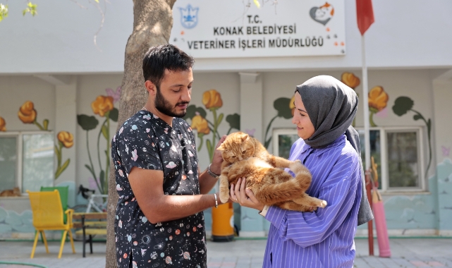 Konak, can dostlarının yanında