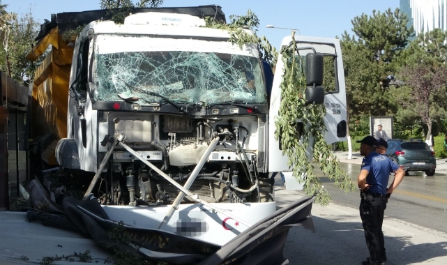 Kontrolden çıkan hafriyat kamyonu iş yerlerine daldı: 4 iş yeri kullanılamaz hale geldi