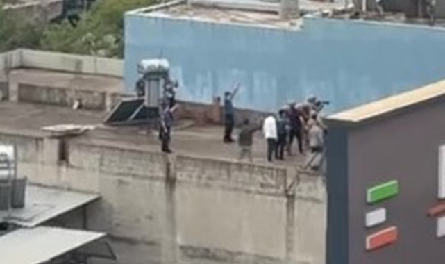 Korkunç anlar... Ailesini rehin alıp bıçak çekti!