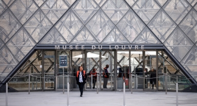Louvre Müzesi soygundan 3 gün sonra yeniden ziyarete açıldı