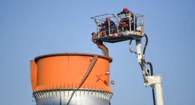 Mahsur kalan işçilere 90 metrelik merdivenle ulaştılar