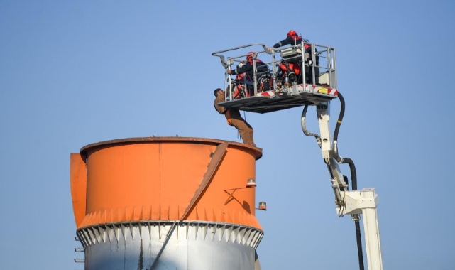 Mahsur kalan işçilere 90 metrelik merdivenle ulaştılar