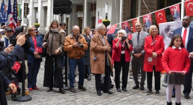 New York'ta Türk ve Amerikan bayrakları göndere çekildi