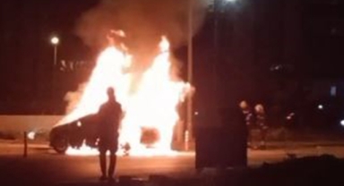 Park halindeki otomobil alevlere teslim oldu