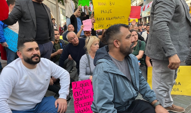 Pazarcı esnafından Karşıyaka'da oturma eylemi!